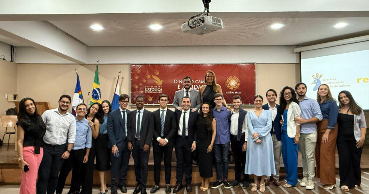 Brazilian students from “Renova Unicap” and supporters of the winning slate at the Catholic University of Pernambuco in Brazil. (Photo: Reproduction/Juliana Balbino)