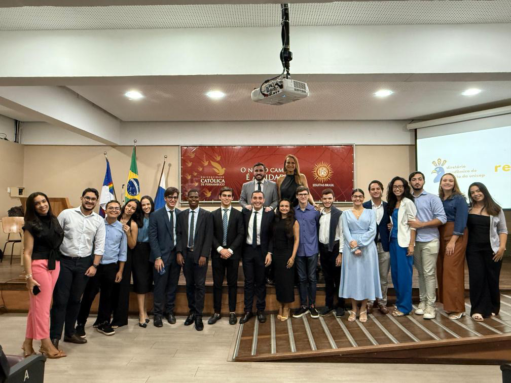 Brazilian students from “Renova Unicap” and supporters of the winning slate at the Catholic University of Pernambuco in Brazil. (Photo: Reproduction/Juliana Balbino)